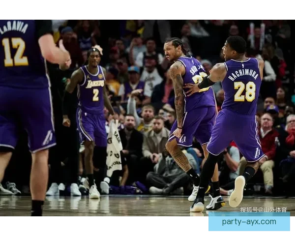 NBA最新动态：詹姆斯带领湖人逆袭勇士 获得季后赛席位全纪录分析