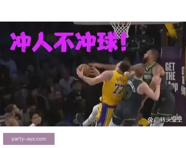 NBA最后两分钟报告再掀争议湖人关键判罚获益引发球迷舆论持续发酵